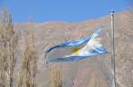 Bandeira argentina tremulha em 'La Posta de Hornillos', na Quebrada de Humahuaca - Argentina